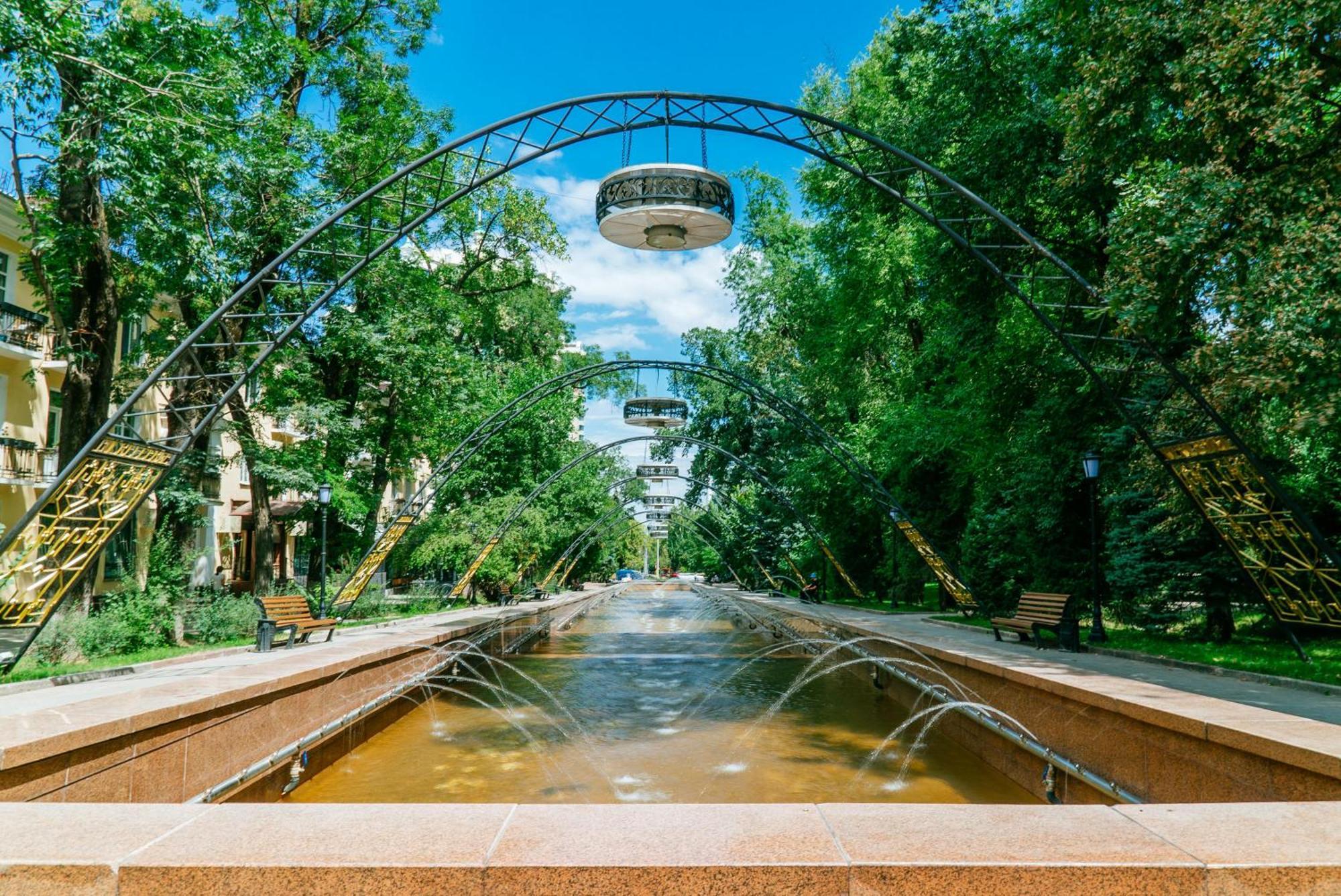 Nadezhda Apartments On Kabanbay Batyr 122 Almaty Exterior photo